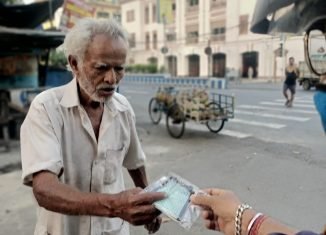 विप्र फाउंडेशन जोन-७ कोलकाता इकाई ने विभिन्न स्थानों पर मास्क वितरण किये।