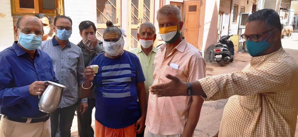 विप्र फाउंडेशन,बीकानेर शहर द्वारा बीकानेर वार्ड 59 में आयुर्वेद काढ़ा वितरण।