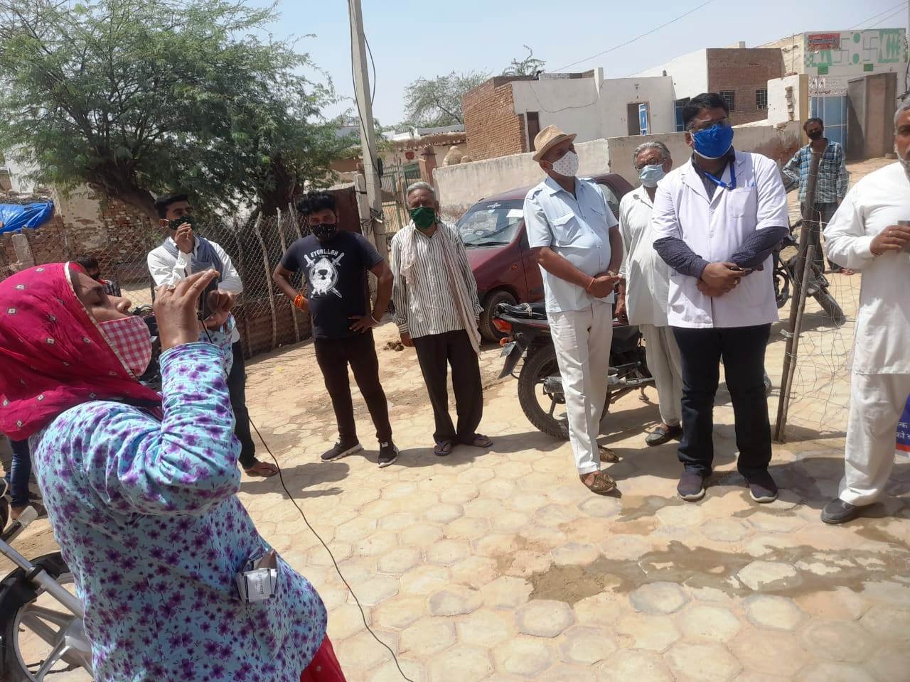 विप्र फाउंडेशन,बीकानेर शहर द्वारा किलचु गाँव मे आयुर्वेद काढ़ा वितरण एवं सेनेटाइजर छिड़काव।