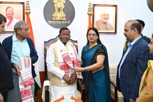 विप्र फाउंडेशन जोन-8 असम एवं गुवाहाटी चैप्टर के संयुक्त प्रतिनिधिमंडल ने जोन अध्यक्षा मंजुलता शर्मा के नेतृत्व मे असम के महामहिम राज्यपाल श्री लक्ष्मण प्रसाद आचार्य से शिष्टाचार भेंट की। प्रतिनिधिमंडल में गुवाहाटी चैप्टर अध्यक्ष शिव कुमार पारीक, राकेश भातरा, दीपक शर्मा, अशोक शर्मा, पुखराज राजपुरोहित, किशन पारीक, जया भातरा, रंजना पारीक शामिल थे। प्रतिनिधिमंडल ने राज्यपाल महोदय से विप्र फाउंडेशन के तत्वावधान में भारतवर्ष में आयोजित विभिन्न सामाजिक, सांस्कृतिक, धार्मिक एवं शैक्षणिक गतिविधियों पर जानकारी साझा की एवं मार्गदर्शन प्राप्त किया तथा विप्र फाउंडेशन के द्वारा अरुणाचल प्रदेश में लोहित नदी के तट पर स्थित परशुराम कुंड पर भगवान परशुराम की भव्य 51 फ़ीट की प्रतिमा एवं धर्मशाला का कार्य प्रगति पर है कि जानकारी दी एवं महामहिम राज्यपाल महोदय को परशुराम कुंड के दर्शन करने का निमंत्रण दिया।
विप्र फाउंडेशन जोन-8 के संगठन महामंत्री अमित पारीक ने राज्यपाल महोदय को आगामी माह की 08 मार्च को आयोजित होने वाले फागोत्सव महोत्सव की जानकारी दी एवं कार्यक्रम में शामिल होने के लिये आमंत्रित किया गया।