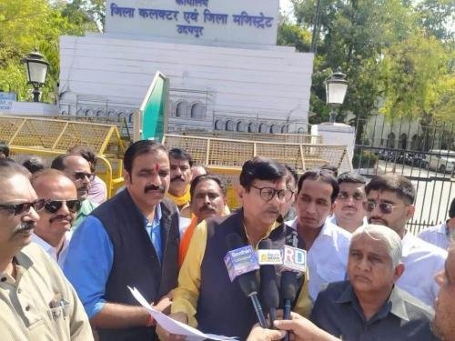 विप्र फाउंडेशन (जोन-1A) उदयपुर द्वारा डूंगरपुर में जनेऊ उतरवाने की घटना के विरोध में उदयपुर जिला कलेक्टर को दिया ज्ञापन ।-2