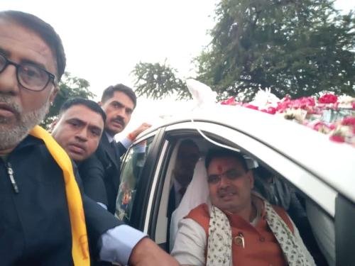 विप्र फाउंडेशन का उपरणा लिये लोगों को देख मुख्यमंत्री ने गाड़ी रुकवाई