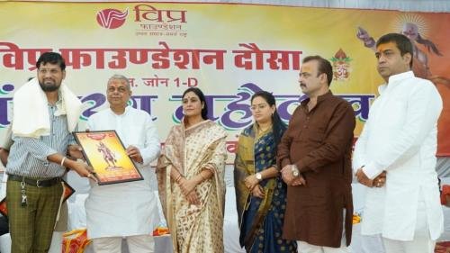 ब्राह्मण समाज की 700 प्रतिभाओं, युवाओं ओर लोक कल्याण के लिए कार्य करने वाली अनेक गणमान्य विभूतियों को सम्मानित किया ।